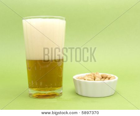 Pivo a oříšky