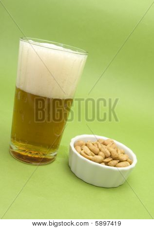 Pivo a oříšky