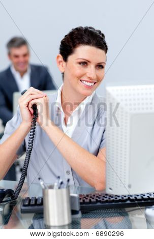 Okouzlující ženy na telefonu