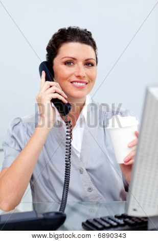 Radostné obchodní žena na telefonu