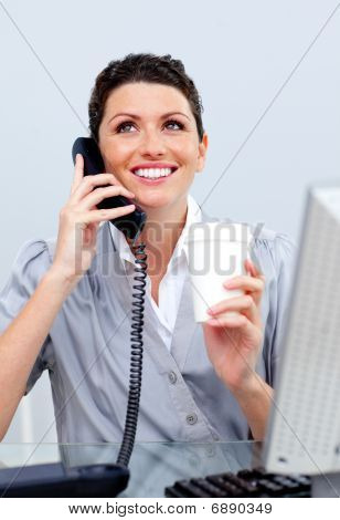 Nadšený obchodní žena na telefonu