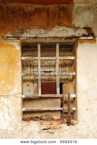 Fenster in verlassenen Bauernhof Gebäude