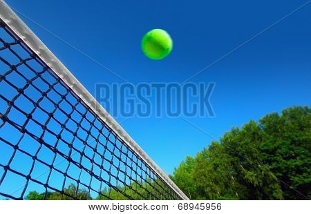 Tennis ball on netÃ?Ã?Ã?ÃÂ´s edge