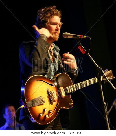 Glen Hansard la temporada se hinchan