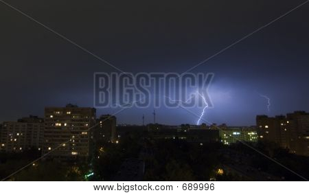 Uderzenie pioruna w mieście