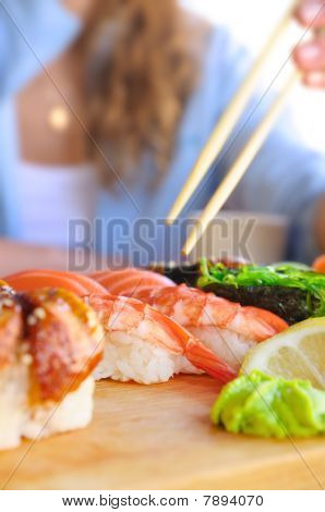 Mangiare cibo giapponese