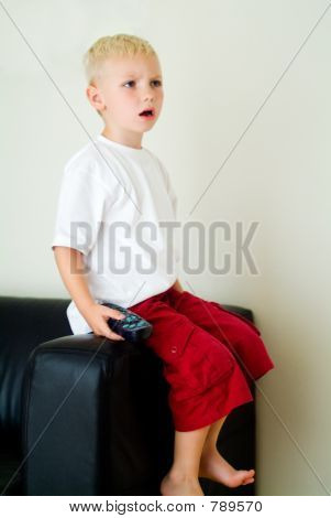 ragazzo arrabbiato, guardare la tv