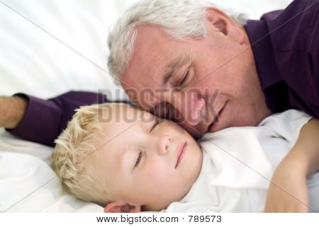 nonno e nipote addormentato