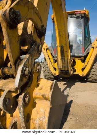 Engins de chantier lourds garés sur chantier