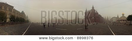Smog w Moskwie, Rosja. Kreml. Plac czerwony.