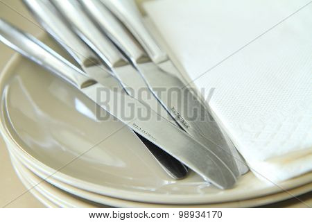 knif and empty disk
