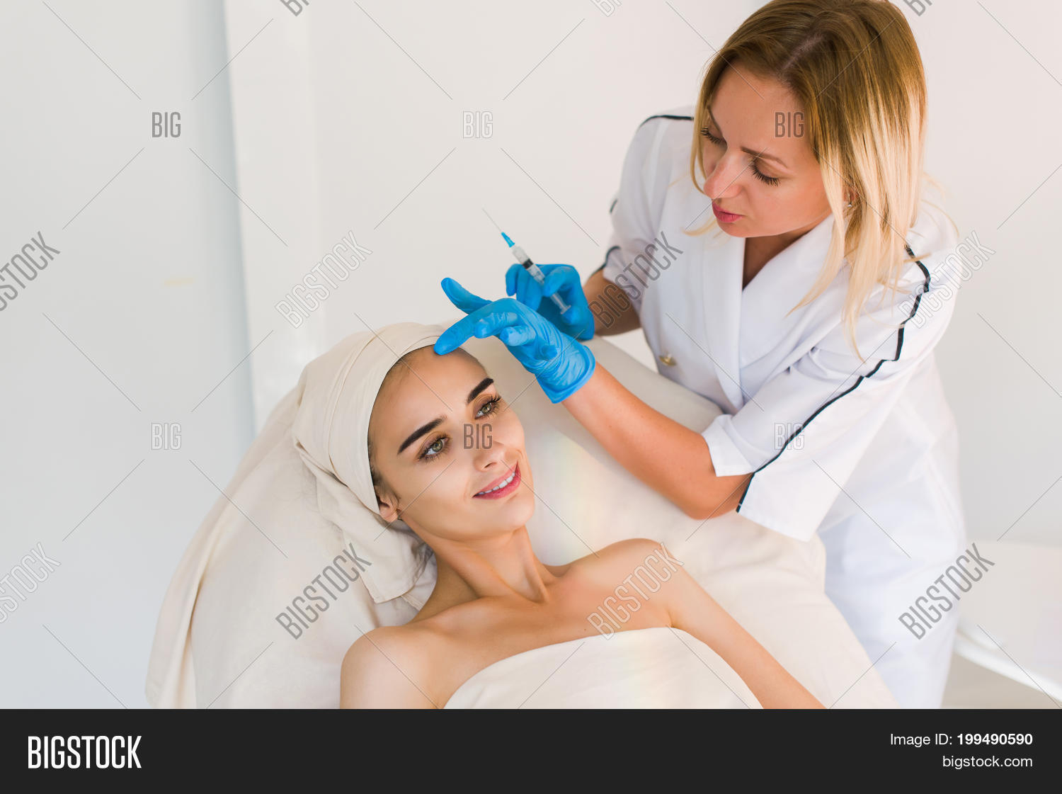 Уколы маленьким детям. Доктор делает девушке. Доктор делает девушке. Врач делает укол девочке. Инъекционная косметология реклама.