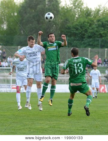 KAPOSVÁR, Unkari - 27. huhtikuuta: Drazen Okuka (valkoisissa) toiminnassa Unkarin mestaruuden