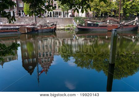 Reflectie In kanaal