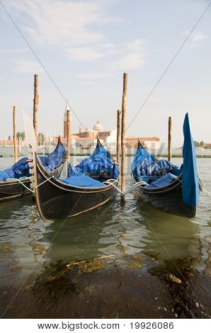Gondoly v Canal Grande Benátky Itálie slavný kostel v pozadí