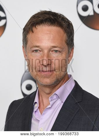LOS ANGELES - AUG 06:  George Newbern arrives for the ABC TCA Summer Press Tour 2017 on August 6, 2017 in Beverly Hills, CA                