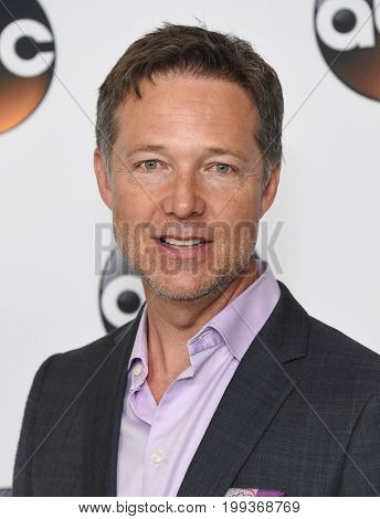 LOS ANGELES - AUG 06:  George Newbern arrives for the ABC TCA Summer Press Tour 2017 on August 6, 2017 in Beverly Hills, CA                