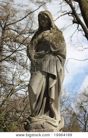 Estatua de la Virgen María