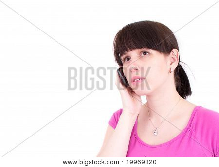 Mladá žena mluví o mobilní telefon