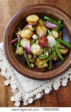Rustic Pan-Cooked Potatoes with Onion and French Beans 