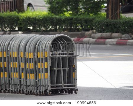 expandable traffic barrier for temporary traffic control