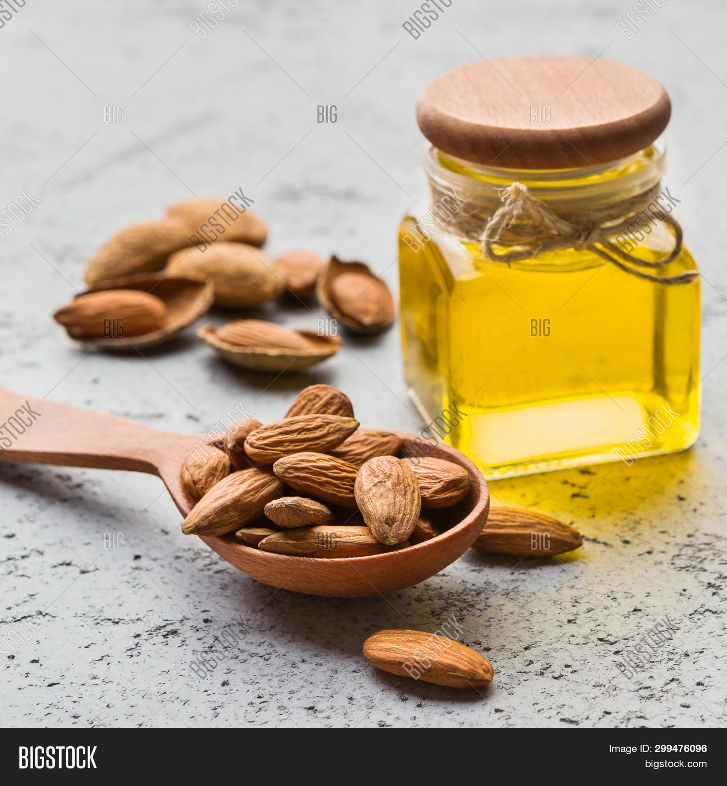 Imagen y foto Bottle Almond Oil (prueba gratis) Bigstock