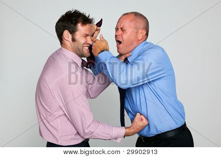 Foto de dois homens lutando contra um fundo liso, parte de uma série de negócios Veja meu portfólio para 