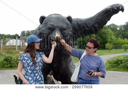 Yaroslavl, Russia - June 23, 2018: Unidentified Tourists At The Bear Sculpture In The 