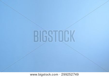 Single-color background on which there is a light glare, gradient