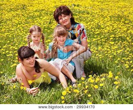 Büyükanne kızı açık ile. Mutlu aile.