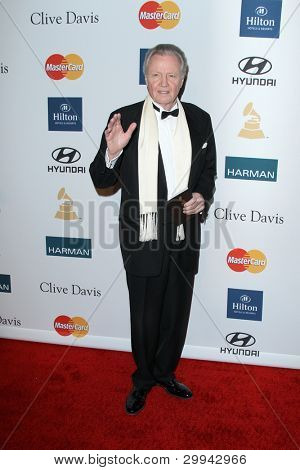 LOS ANGELES - 11 de fev: Jon Voight chega na festa pré-Grammy organizada por Clive Davis na Bever