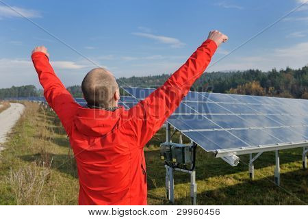 Engenheiro masculino no local de trabalho, a fábrica de painéis solares industy no fundo