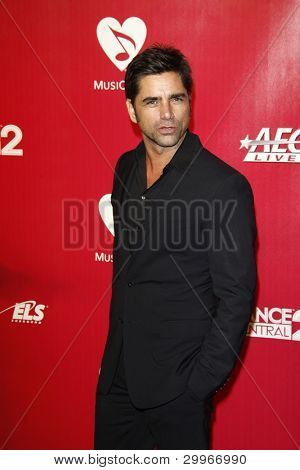 LOS ANGELES, CA - FEB 10: Johna Stamose na MusiCares osobnost 2012 rok hold Paul McCar
