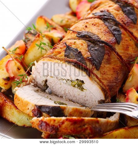 세이 지와 백 리 향와 구운 돼지고기 감자 볶음과 매운 사과 소스