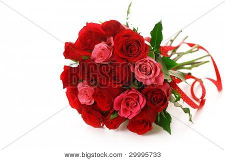 Bouquet di rose rosse con fiocco su sfondo bianco isolato