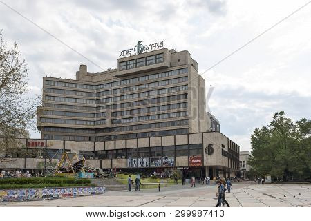 Dobrich, Bulgaria - May 1, 2008: Building And Street At The Center Of Town Of Dobrich, Bulgaria