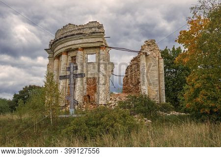 Ruins Of The Ancient Trinity Church In The Village Of Pyataya Gora On A Cloudy September Day. Lening