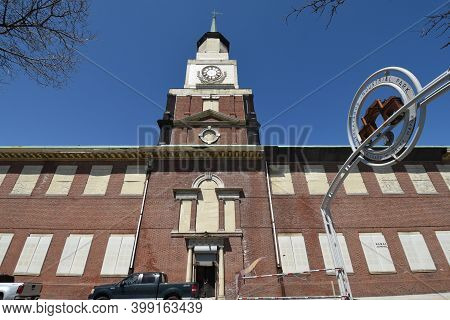 Chicago, Il April 21, 2020, Former Chicago Union Stockyards Bank Building, No Abandoned Under A Clea