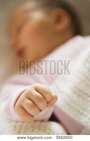 赤ちゃんはベビーベッドで眠っています。
