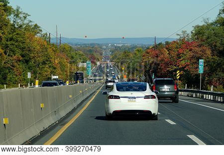 Allentown, Pennsylvania, U.s.a - October 17, 2020 - The View Of The Traffic On Interstate 476 South 
