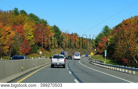 Allentown, Pennsylvania, U.s.a - October 17, 2020 - The View Of The Traffic On Interstate 476 South 