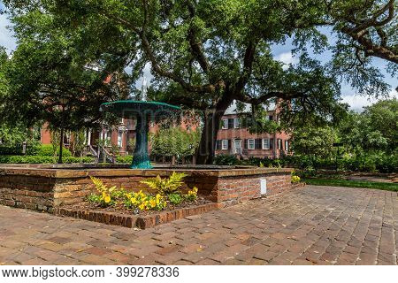 Savannah, Ga / Usa - April 22, 2016: The Wormsloe Fountain Is Located On Columbia Square In Savannah
