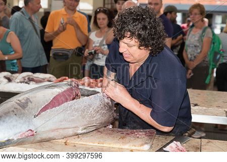 Funchal At Madeira, Portugal - August 01, 2014: Butcher Preparing A Tuna Bij Removing Guts At The Fi
