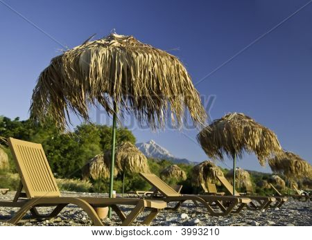 Tropicais guarda-sóis na praia