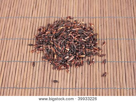 arroz preto sobre esteira de bambu