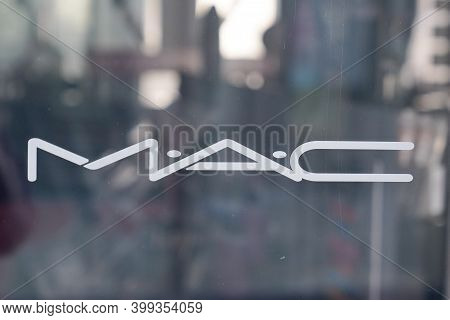 Bordeaux , Aquitaine  France - 12 12 2020 : Mac Windows Boutique Logo And Sign Text Front Of Store F