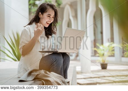 Portrait Female Students Very Happy And Smiling Looking At The Laptop