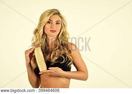 Body Shimmer. Golden Glow. Sun Kissed. Body Lotion. Self Tanning Products. Girl With Smooth Skin Hol