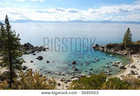 Crystal Clear vody zálivu na Lake Tahoe