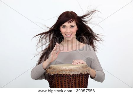 Žena s bubny djembe